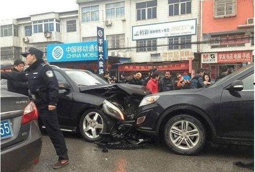 国产车路上车祸视频,揭秘事故现场，安全警示录